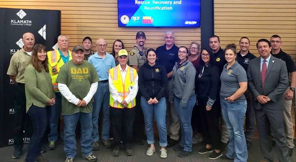 Participantes en la sesión de formación del Equipo de Respuesta a la Sustracción de Menores (CART) de Klamath Falls (Oregón)