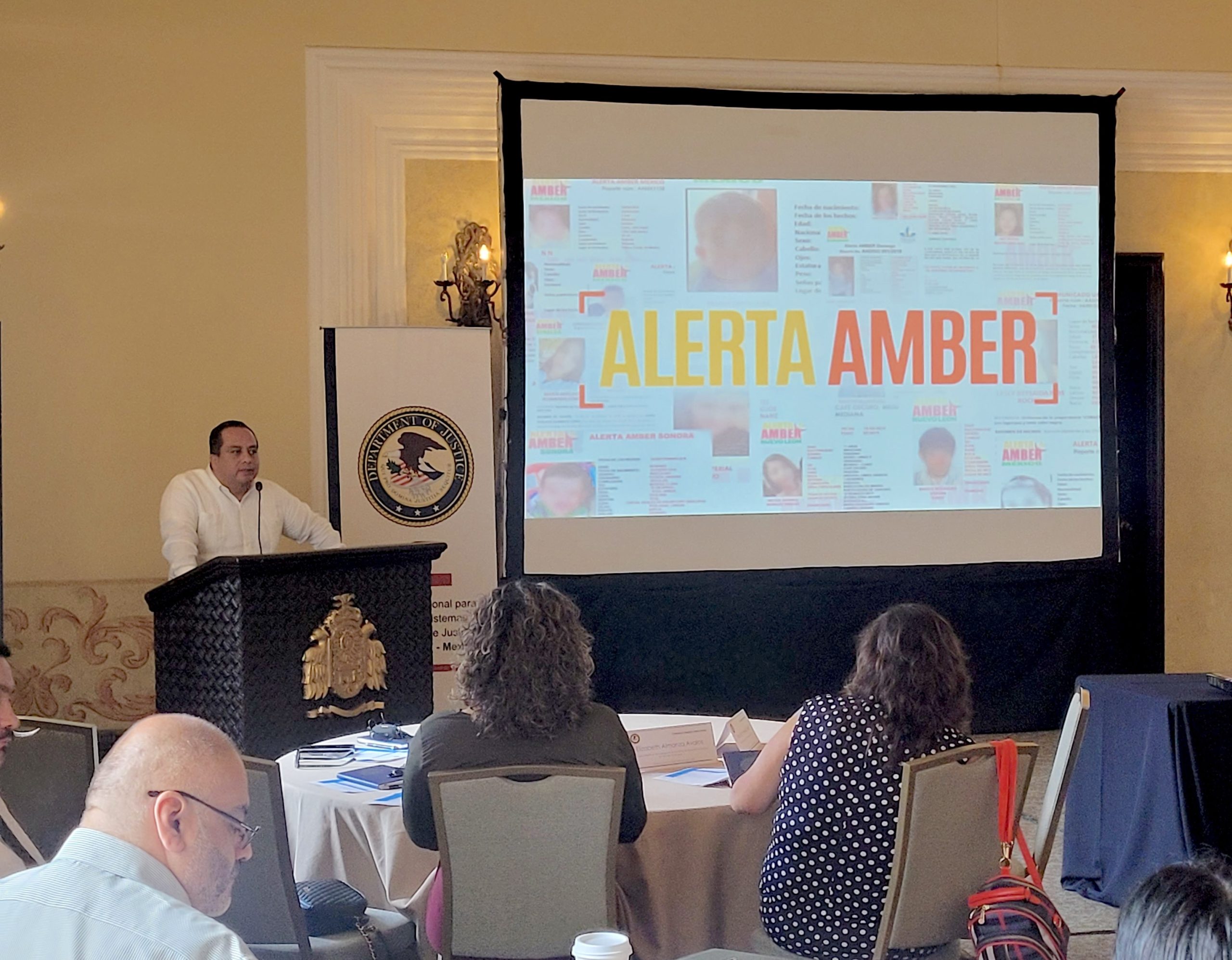 Foto de Carlos Morales Rojas, Enlace de la Coordinación Nacional Alerta Amber de México. En una conferencia regional, mostró los rostros de niños desaparecidos, mientras trabajaba en un caso en desarrollo que provocó la emisión de una Alerta AMBER nacional.