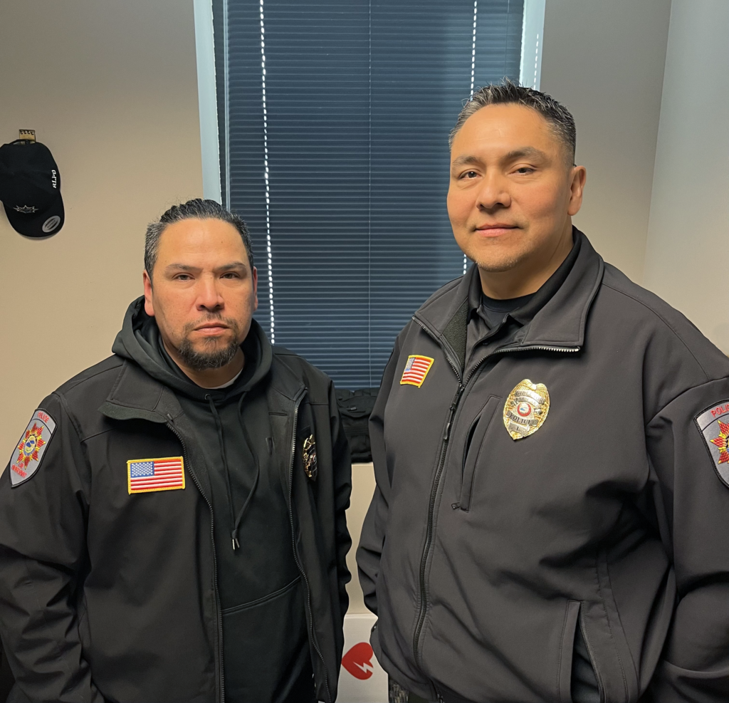 El director de seguridad pública de la nación Red Lake, Kendall Kingbird Sr., y el teniente Geoff Pierre.