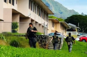 Equipo táctico policial y representación gráfica de alerta inalámbrica