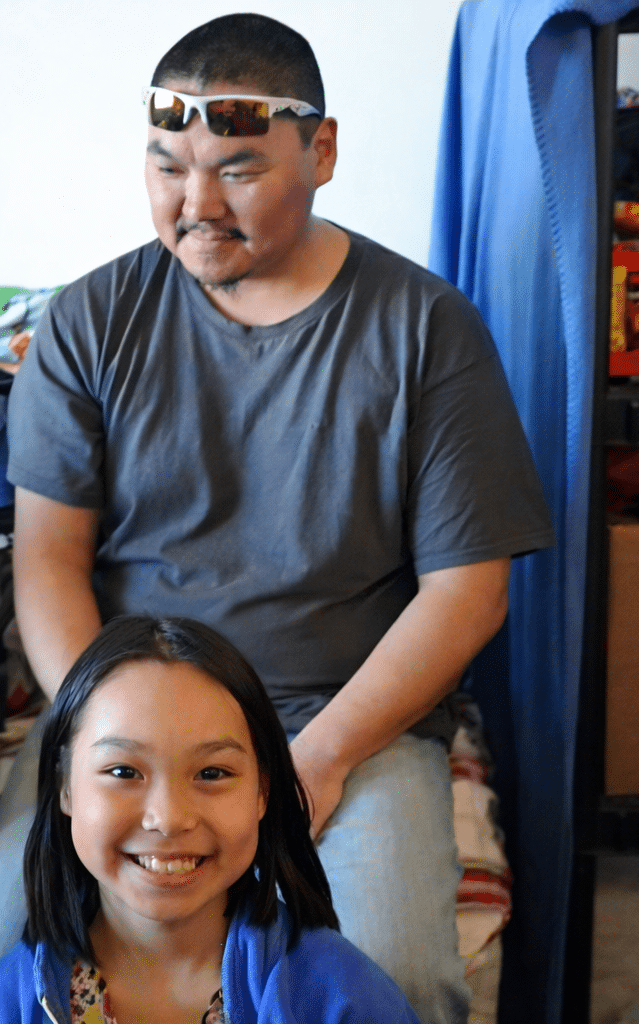 Foto de un hombre con una niña pequeña, ambos sonriendo. Muestra a Scotty Barr con su hija (fallecida) Ashley Johnson-Barr