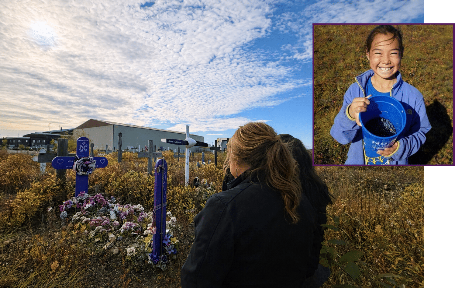Fotografía de personas observando una tumba decorada con flores. Otra foto muestra a Ashley Johnson-Barr sosteniendo un recipiente con arándanos recién recogidos.