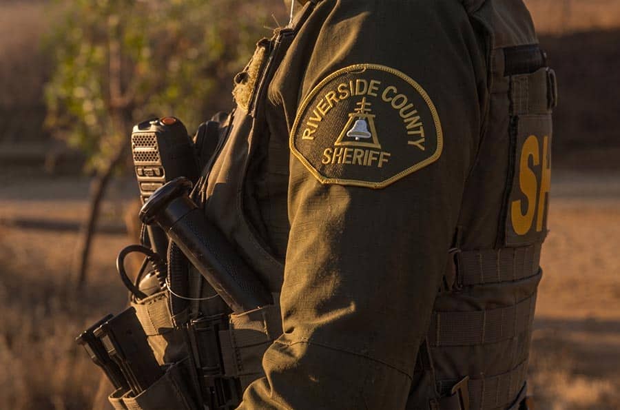Primer plano del uniforme de un agente del Departamento del Sheriff del Condado de Riverside