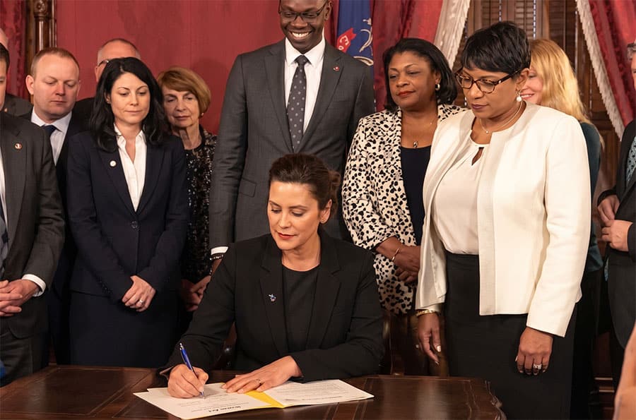 La gobernadora de Míchigan, Whitmer, firmando la Ley Rowan.
