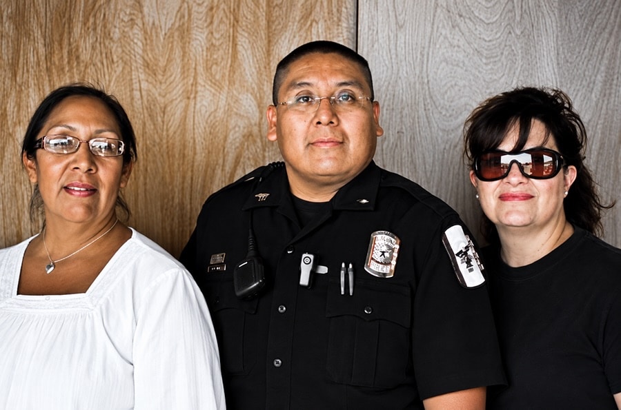 Fotografiados de izquierda a derecha: la jefa de Policía del Pueblo of Laguna, Michelle Ray; el sargento Ray Jose; y la investigadora criminal Frances Flores.